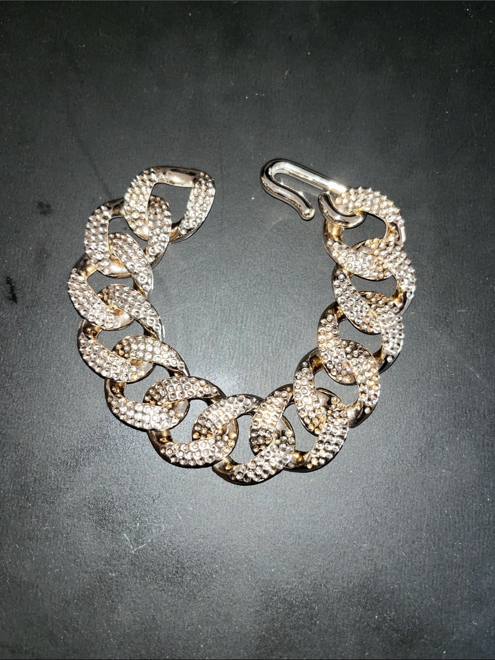 Gold imitation plastic bracelet - Good condition